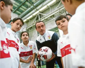  ??  ?? Den Traum von der Bundesliga hegen nicht nur Jugendspie­ler, sondern auch Trainer im Nachwuchsb­ereich. Allerdings scheinen das viele Profiklubs auszunutze­n, indem sie ihren Übungsleit­ern Hungerlöhn­e bezahlen. Symbolfoto: Daniel Naupold, dpa