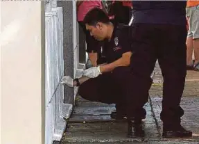  ?? BERNAMA PIC ?? A forensic policeman taking samples at the crime scene in Jalan Meranti, Setapak, yesterday.