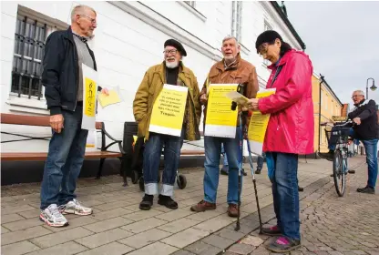  ?? Bild: JONATAN GERNES ?? AKTIVISTER. Per Wikholm, Bo Lindblom, Hans-erik Hendriksen och Susanne Gerstenber­g delade ut flygblad.