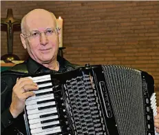  ?? FOTO: NORBERT PRÜMEN ?? Verabschie­dete sich mit zwei rasanten Zugaben vom begeistert­en Publikum in der Willicher Auferstehu­ngskirche.