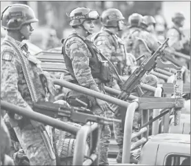  ??  ?? ▲ Los militares exhibieron sus armas y vehículos. Foto Marco Peláez