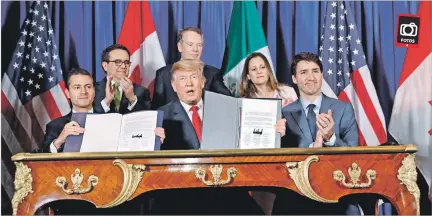  ?? KEVIN LAMARQUE / REUTERS ?? Acuerdo. El presidente saliente mexicano, Enrique Peña Nieto, Donald Trump y el premier de Canadá, Justin Trudeau, durante la firma del T-MEC.