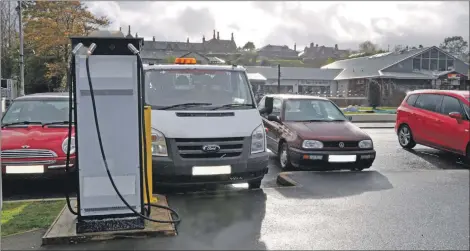  ?? 01_B42elect01 ?? Non-electric vehicles blocking access to the charging bay.