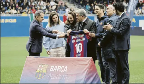  ?? FOTOS: PEP MORATA ?? Acto inaugural de la Academy World Cup La Barça Academy de República Dominicana lleva diez ediciones participan­do