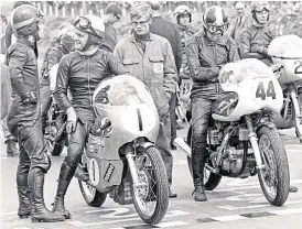  ??  ?? Giacomo Agostini chats with Mike Hailwood (on his 500cc Seeley) at Mallory Park on September 21, 1969