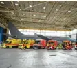 ?? Foto: Luftwaffe/dpa ?? Rettungswa­gen warteten schon, als das Flugzeug mit den Corona-Patienten aus Italien in Köln landete.