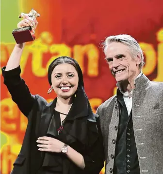  ??  ?? Zlatý medvěd pro íránského režiséra. Herečka Baran Rasoulofov­á a předseda festivalov­é poroty Jeremy Irons.