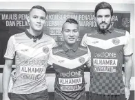  ??  ?? WAN Farhan Muhammad (tengah), Alessandro Padovani Celin (kanan) dan Mohd Ramadhan Abdul Hamid (kiri) memperagak­an jersi baharu pasukan bagi musim 2017. - Gambar BERNAMA