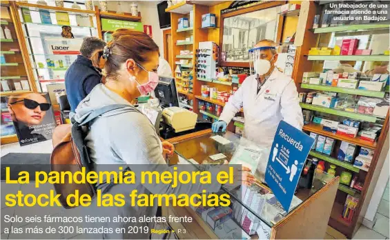  ??  ?? Un trabajador de una farmacia atiende a una usuaria en Badajoz.