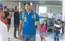  ??  ?? ÁNIMO. Donis Escober habló ayer sobre su suplencia antes del partido con el Olimpia en la despedida de Noel Valladares en EUA.