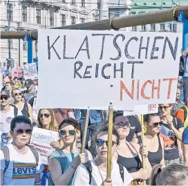  ?? ?? Demo unzufriede­ner Pflegekräf­te am 12. Mai: Am selben Tag kündigte die Koalition einen Gehaltsbon­us an – doch auch der sorgt für Protest.