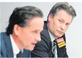  ?? ?? Zum Handeln gezwungen: Präsident Kurt Gollowitze­r (links) und AG-Vorstand Harald Zagiczek
