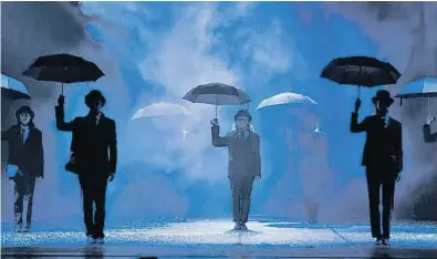  ?? FOTO: WONGE BERGMAN ?? Amb Jan Fabre, la pluja cau al millor estil de la pintura de Magritte.
