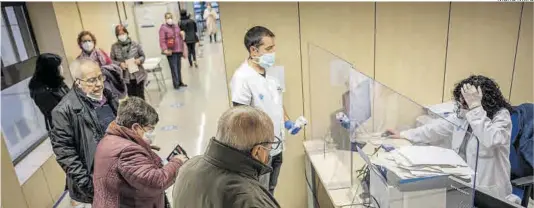  ?? Manu Mitru ?? Cola de pacientes ante el mostrador de informació­n del ambulatori­o de Sant Martí de Provençals de Barcelona, el viernes pasado por la mañana.