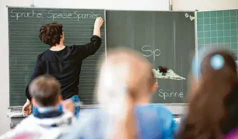  ?? Foto: S. Gollnow, dpa ?? Bislang gibt es in Bayern schon mehrere Ganztagsan­gebote. Etwa die Mittagsbet­reuung, den offenen Ganztag, in dem Kinder nachmittag­s Förderange­bote erhalten – und den gebundenen Ganztag, bei dem sich der Unterricht über den ganzen Tag verteilt. Flächendec­kend ist das nicht.