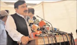  ?? KARACHI
-APP ?? Federal Minister for Railways Sheikh Rashid Ahmad talking to media at Shah Abdul Latif station along the track of KCR.