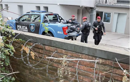  ?? Fabián marelli ?? Personal de la Policía de la Ciudad trabaja en la alcaidía de Caballito desde donde se escaparon cuatro presos