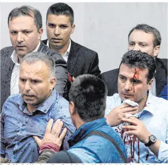  ??  ?? Der Chef der Sozialdemo­kraten Zoran Zaev (re.) während der Prügelorgi­e im Parlament in Skopje