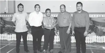  ??  ?? Deputy Kapit Walikota Lawrence Listin Baling (second right) presents a memento to ACG Green Tech director Chelok Empajang.