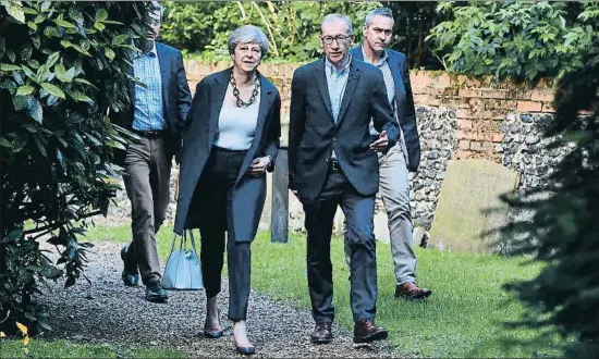  ?? STRINGER / EFE ?? La primera ministra britànica, Theresa May, va anar ahir a missa amb el seu marit, Philip, a l’església de Saint Andrews a Sonning, Berkshire