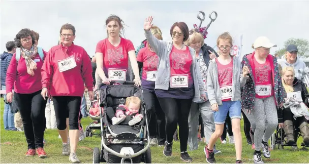  ??  ?? Over 800 ladies took part in the Race for Life in Caernarfon on Sunday morning.