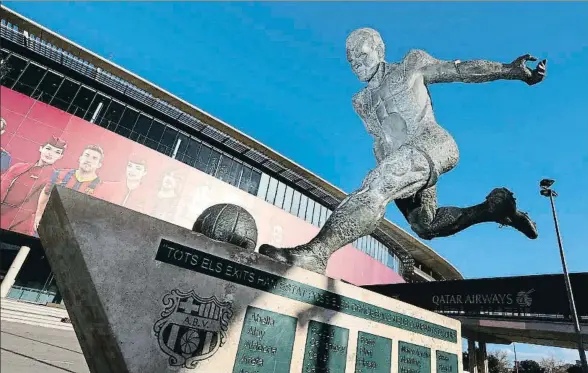  ?? DAVID AIROB ?? Estatua dedicada a Kubala en la explanada del Camp Nou; se inauguró el 24 de septiembre del 2009, durante la presidenci­a de Laporta