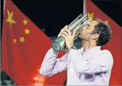  ??  ?? OTRO TROFEO. Roger Federer besa la copa de campeón.