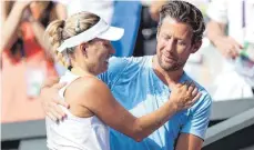  ?? FOTO: DPA ?? In Wimbledon noch glückselig: Angelique Kerber und Wim Fissette.