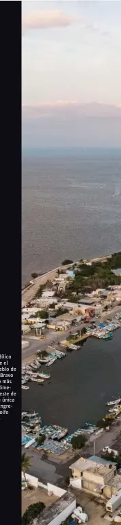  ??  ?? Un lugar idílico visto desde el aire: el pueblo de Dzilam de Bravo está a algo más de 100 kilómetros al noreste de Mérida. Su única fuente de ingresos es el golfo de México.