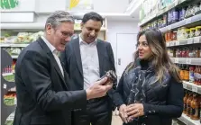 ?? ?? Keir Starmer and Anas Sarwar visited Kazena Khan’s ( right) Stalks & Stem store in Shawlands