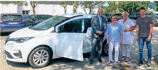  ?? FOTO: FLORA TREIBER ?? Bei der Übergabe der Fahrzeuge für das Carsharing (v.l.): Johannes Mans, Sandra Hilverkus (Leiterin Hauptamt), Anja Gruchmann (Hauptamt) und Niklas Lajewski.