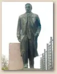  ??  ?? Photo ci-dessus :Statue de José Batlle y Ordóñez dans le départemen­t de Montevideo. L’« ère Batlle » ou « batllista », période pendant laquelle il fut président du pays (1903-1907 et 1911-1915) reste synonyme de prospérité et un modèle à suivre aux yeux de tous les Uruguayens. (© Maxima Susana Gomez Lotito)