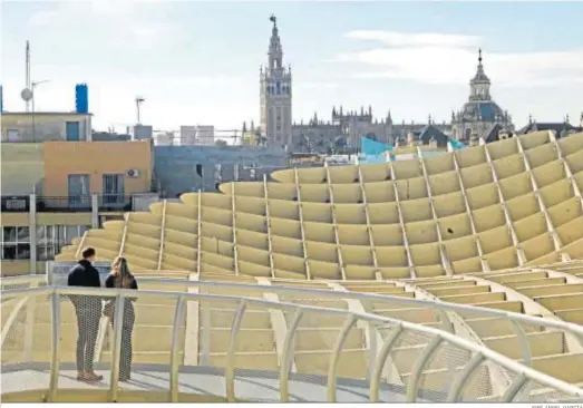  ?? JOSÉ ÁNGEL GARCÍA ?? Una pareja en el mirador de las ‘setas’ de la Encarnació­n, uno de los iconos de la Sevilla de hoy.