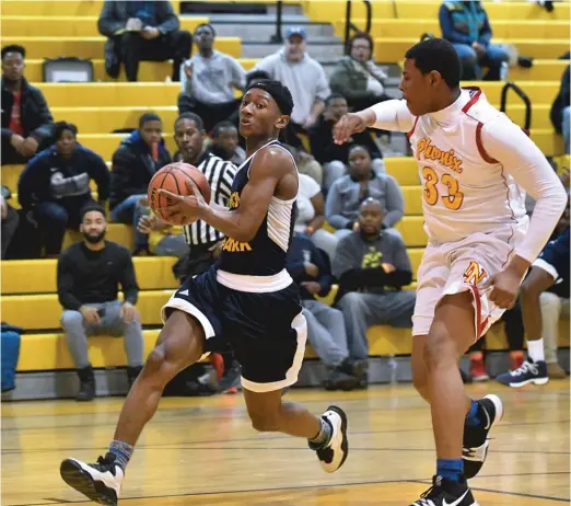  ?? WORSOMROBI­NSON/ FOR THE SUN- TIMES ?? Because of his speed, Lincoln Park 6- foot point guard Chris Roberts is a tremendous weapon in transition.