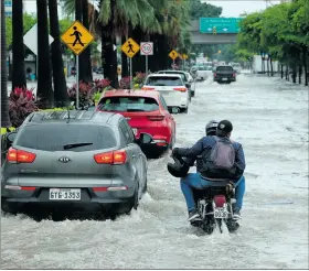  ?? CHRISTIAN VÁSCONEZ / EXPRESO ?? Inundación. Una avenida de la ciudadela Alborada durante una lluvia.