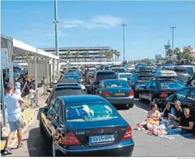  ?? ERASMO FENOY ?? Cuatro mujeres descansan mientras esperan el turno de embarque en el muelle de Galera, ayer.