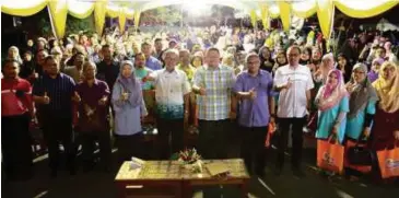  ??  ?? Abdul Malek (tengah) bersama-sama sebahagian peserta pada Majlis Penutupan GUK 2018.