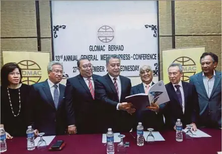  ?? PIC BY SAIRIEN NAFIS ?? Glomac Bhd group managing director and chief executive officer Datuk Seri FD Iskandar (centre) and group executive chairman Tan Sri Mohamed Mansor Fateh Din (third from right) with company directors after Glomac’s annual general meeting in Kuala Lumpur...