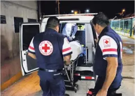  ?? REINER MONTERO ?? Esta ambulancia llegó al Hospital de Guápiles con una de las personas afectadas en el suceso de Chilamate.