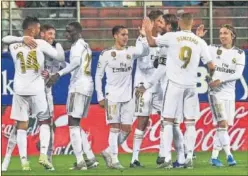  ??  ?? Los jugadores del Real Madrid celebran uno de los goles en Ipurua.