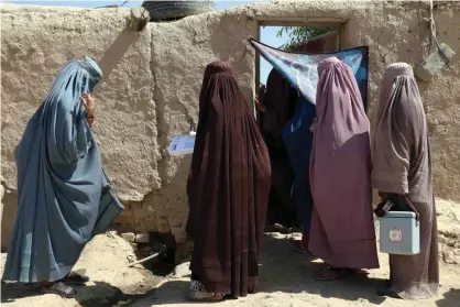  ?? Photograph: Muhammad Sadiq/ EPA ?? Afghan health workers administer polio vaccinatio­ns to children in Kandahar, Afghanista­n, last year.