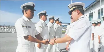  ??  ?? Ismaili (right) presents medals to MMEA officers involved in Ops Daulat in Lahad Datu, Sabah. – Photo by Jeffrey Mostapha