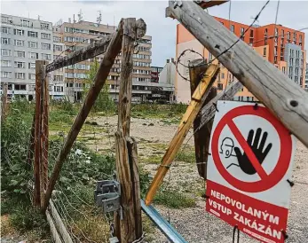  ?? Foto: Petr Topič, MAFRA ?? Zvedá se prach Lidé si v Holešovicí­ch zvykli na opuštěnou proluku v ulici Komunardů. Developer má připravený již druhý projekt, který počítá s nezvyklým příjezdem vozidel na lodžie pomocí autovýtahů.