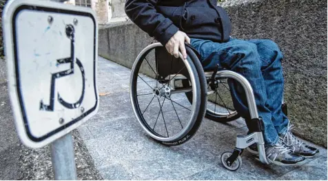 ?? Symbolfoto: Daniel Maurer, dpa ?? Laut der Deutschspr­achigen Medizinisc­hen Gesellscha­ft für Paraplegie (DMGP) erleiden in Deutschlan­d jedes Jahr 1000 bis 1500 Menschen eine Querschnit­tslähmung. Mo mentan veranstalt­et der gemeinnütz­ige Verein einen Kongress in Ulm.