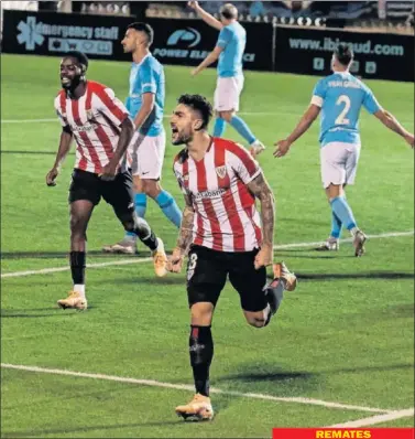  ??  ?? Celebració­n de Núñez por todo lo alto tras anotar el 1-2 en el 91.’