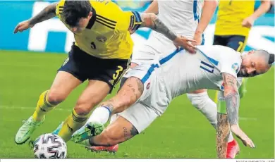  ?? MAXIM SHEMETOV / EFE ?? Hamsík se lanza para quitarle el balón al sueco Lindelhof en el último partido de los eslovacos.