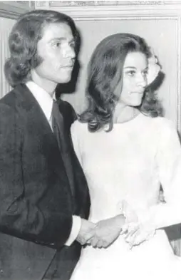  ?? ABC/GTRES ?? A la izda., Raphael y Natalia Figueroa en su boda en 1972. A la dcha., la pareja durante un tributo en Linares en 2021//