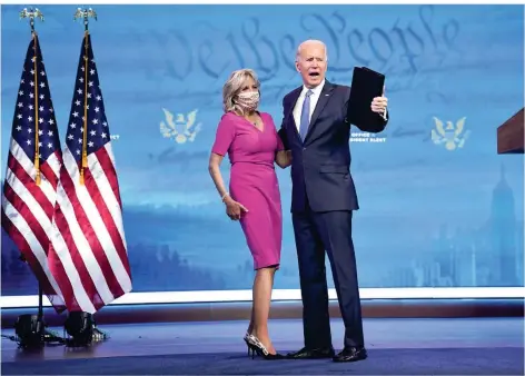  ?? FOTO: DREW ANGERER/AFP ?? Joe Biden und seine Frau Jill kurz nach der Entscheidu­ng des Electoral Colleges.