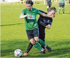  ?? Foto: Stefan Rommel ?? Luise Rohrer umkurvt elegant ihre Wehringer Gegenspiel­erin. Trotzdem mussten sich die Athletik Fußballeri­nnen mit einem 0:0 begnügen.