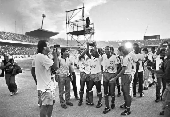  ?? Antonio Pacheco-19.fev.89/Agência RBS/Folhapress ?? Jogadores do Bahia levantam o troféu de campeão brasileiro em Porto Alegre, após empate em 0 a 0 com o Internacio­nal